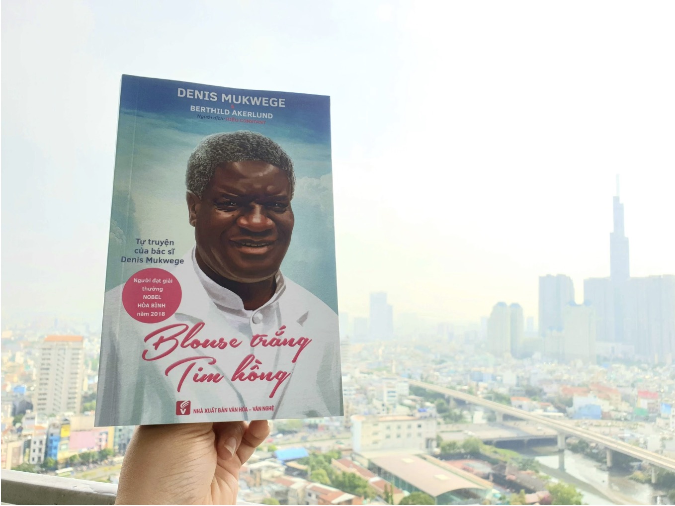 "Blouse trắng Tim hồng" - Quyển sách về y đức nhận giải Nobel Hòa bình