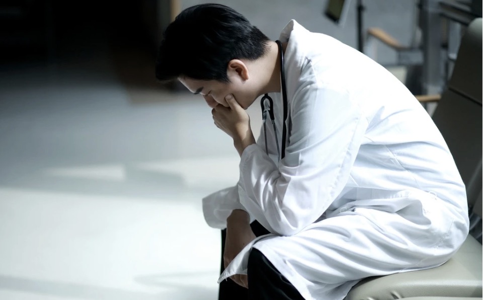 bác sĩ áp lực.jpg